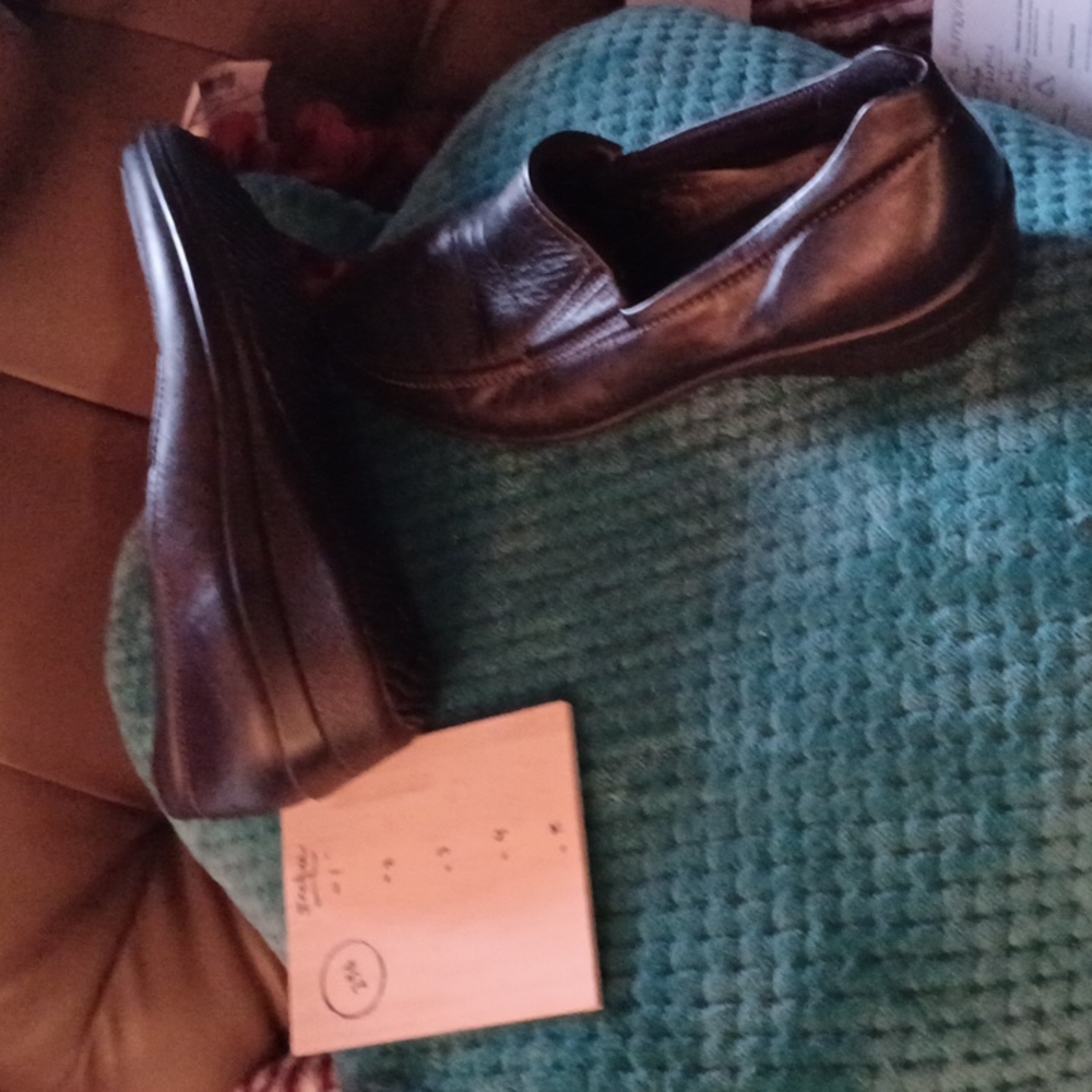 Women's size 10 slip on shoes by Ecco in EXCELLENT CONDITION